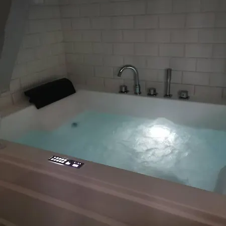 Appartement Jacuzzi Privatif : Urban Love Verneuil d'Avre et d'Iton Exterior photo